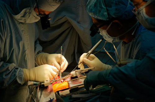 Phẫu thuật bắc cầu động mạch vành không sử dụng máy tim phổi Nhân tạo tại BV ĐHYD TPHCM. Ảnh: T.A